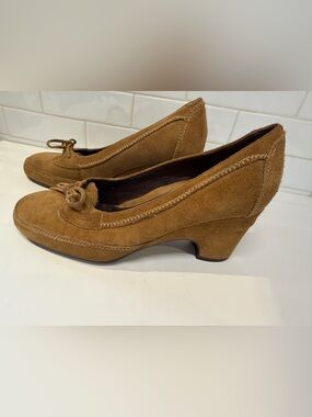 AEROSOLES Gold Suede Mid Heel Pumps - Size 6 1/2 Medium